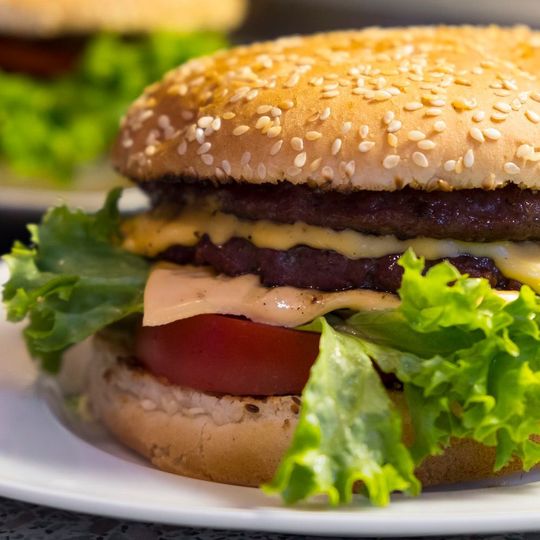 Unhealthy food seems to make the body’s defenses more aggressive in the long term. Unhealthy food seems to make the body’s defenses more aggressive in the long term.