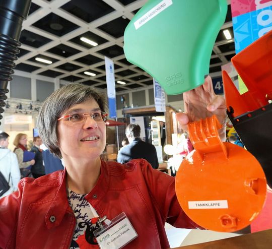 Auf der diesjährigen Internationalen Grünen Woche in Berlin wird die Fachagentur Nachwachsende Rohstoffe e. V. (FNR) unter anderem biobasierte Automobilteile zeigen. Mit dabei sei deshalb auch eine „Biofaser-Karosserie“ eines Porsche Cayman, wie es heißt. Zu sehen in Halle 4.2 bei den nachwachsenden Rohstoffen. Auf der diesjährigen Internationalen Grünen Woche in Berlin wird die Fachagentur Nachwachsende Rohstoffe e. V. (FNR) unter anderem biobasierte Automobilteile zeigen. Mit dabei sei deshalb auch eine „Biofaser-Karosserie“ eines Porsche Cayman, wie es heißt. Zu sehen in Halle 4.2 bei den nachwachsenden Rohstoffen.