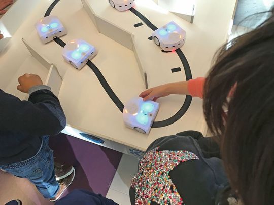 Atelier Thymio - Porrentruy 2017. Thymio, est un petit robot qui relève des défis et s’exprime à travers différents comportements et différentes couleurs. Atelier Thymio - Porrentruy 2017. Thymio, est un petit robot qui relève des défis et s’exprime à travers différents comportements et différentes couleurs.
