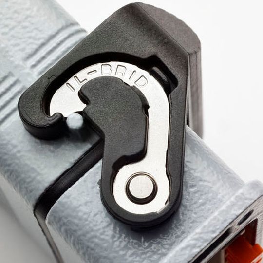 Der neue Verschlussbügel der Steckverbinder-Serie CZ/MZ ist robust mit hohem Anpressdruck, bedinerfreundlich und wirtschaftlich. Der neue Verschlussbügel der Steckverbinder-Serie CZ/MZ ist robust mit hohem Anpressdruck, bedinerfreundlich und wirtschaftlich.