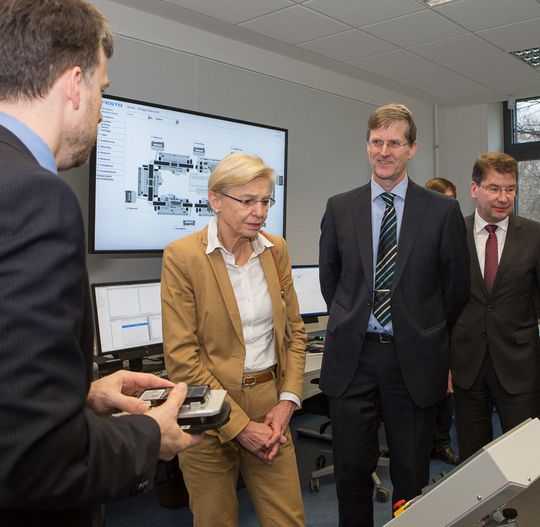 v.l.n.r.: Prof. Imiela, Staatssekretärin Dr. Johannsen, Prof. Niemann, Prof. von Helden bei der Führung durch die Industrie 4.0 Modellfabrik v.l.n.r.: Prof. Imiela, Staatssekretärin Dr. Johannsen, Prof. Niemann, Prof. von Helden bei der Führung durch die Industrie 4.0 Modellfabrik