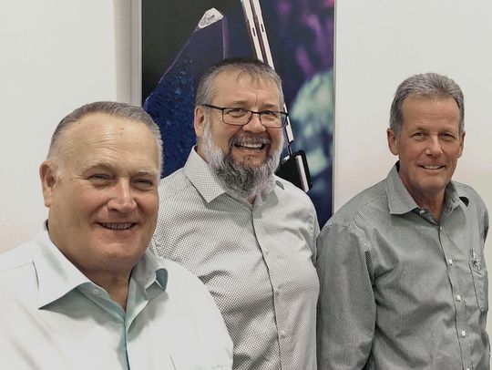 Distributionsabkommen (v.l.): Rolf Aschhoff, Vice President Marketing & Sales SE Spezial-Electronic, sowie Rüdiger Altschuh, Marketing Manager Europe und Andrea Feuerstein, Vice President Sales & Marketing Micro Crystal. Distributionsabkommen (v.l.): Rolf Aschhoff, Vice President Marketing & Sales SE Spezial-Electronic, sowie Rüdiger Altschuh, Marketing Manager Europe und Andrea Feuerstein, Vice President Sales & Marketing Micro Crystal.