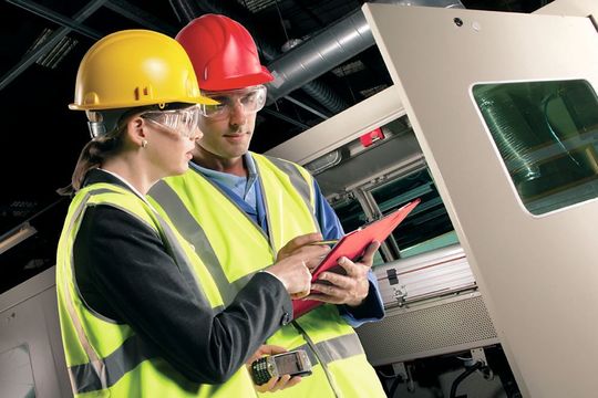 Integrierte Sicherheitslösungen verbessern nicht nur die Maschinensicherheit, sondern können auch die Produktivität steigern. Integrierte Sicherheitslösungen verbessern nicht nur die Maschinensicherheit, sondern können auch die Produktivität steigern.