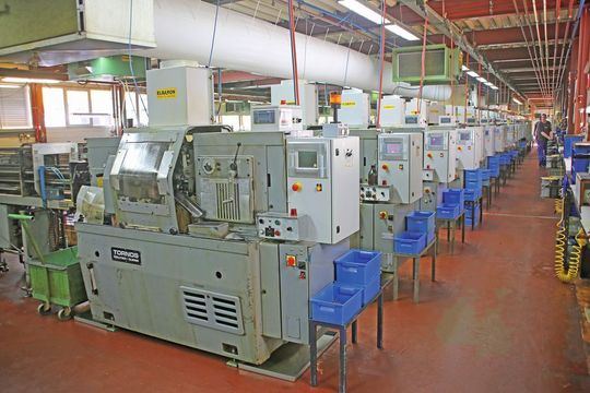 La salle des machines abrite 80 tours automatiques en formation serrée, dont 40 tours multibroches de Tornos comme ceux-ci. La salle des machines abrite 80 tours automatiques en formation serrée, dont 40 tours multibroches de Tornos comme ceux-ci.