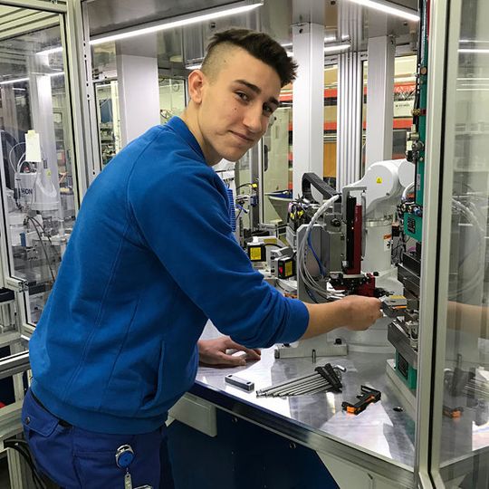 ODU erweitert auch im Jahr 2018 seine Produktionsstandorte und bildet dafür aktuell 110 junge Leute in neun unterschieldichen Ausbildungsberufen aus. ODU erweitert auch im Jahr 2018 seine Produktionsstandorte und bildet dafür aktuell 110 junge Leute in neun unterschieldichen Ausbildungsberufen aus.