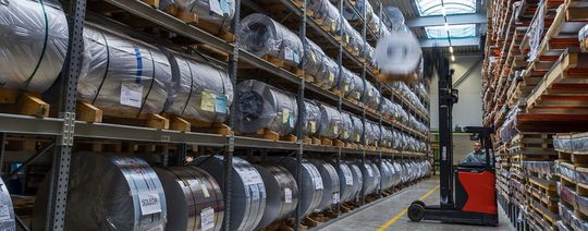 Aluminium und Stahl – unter diesem Motto gehen Pestalozzi + Co AG und Hueck Swiss AG eine strategische Partnerschaft ein, die die Stellung beider Unternehmen im Schweizer Markt für das Stahl- und Aluminium-Systemgeschäft stärken und ausbauen soll. Aluminium und Stahl – unter diesem Motto gehen Pestalozzi + Co AG und Hueck Swiss AG eine strategische Partnerschaft ein, die die Stellung beider Unternehmen im Schweizer Markt für das Stahl- und Aluminium-Systemgeschäft stärken und ausbauen soll.