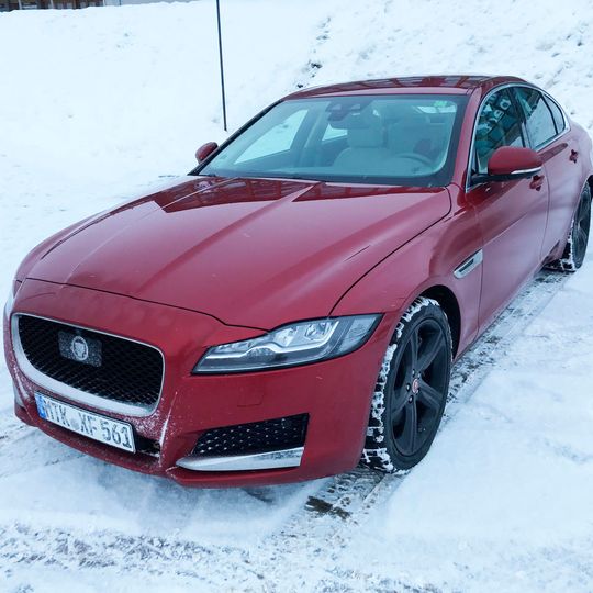 Der Allradantrieb dieser Jaguar-XF-Limousine durfte sich über den Jahreswechsel mit ausgesprochen viel Schnee auseinandersetzen. Der Allradantrieb dieser Jaguar-XF-Limousine durfte sich über den Jahreswechsel mit ausgesprochen viel Schnee auseinandersetzen.