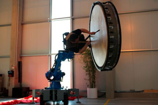 Nach der Pflicht kam die Kür: ein Yaskawa-Roboter in einer etwas anderen Anwendung.