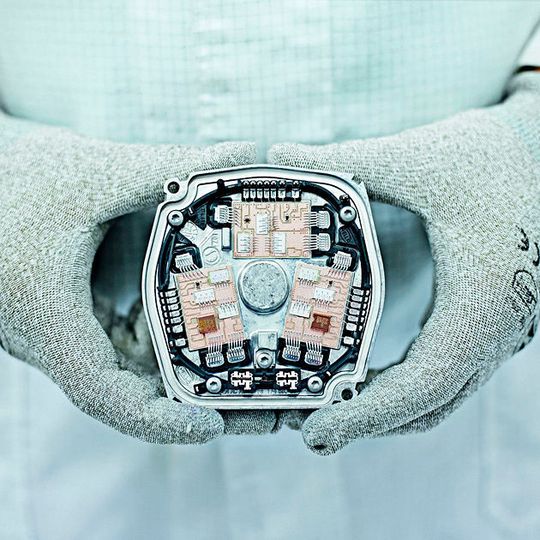 Hella hat das 20-millionste Lenksteuerungsmodul für die elektrische Servolenkung produziert. Hella hat das 20-millionste Lenksteuerungsmodul für die elektrische Servolenkung produziert.