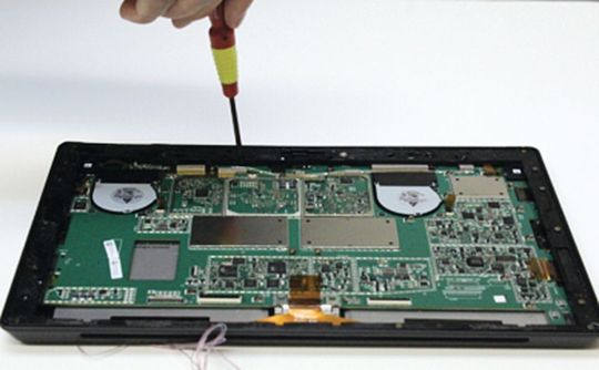 Modernes Thermodesign: Das Tablet verwendet Lüfter zur Kühlung durch Zwangskonvektion, was sich auch auf akustische Designüberlegungen auswirkt. Modernes Thermodesign: Das Tablet verwendet Lüfter zur Kühlung durch Zwangskonvektion, was sich auch auf akustische Designüberlegungen auswirkt.