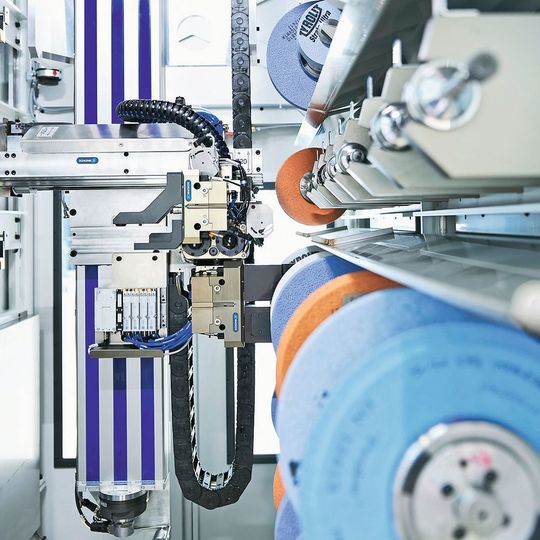 Das komplette Achssystem ist an die Zentralschmierung der Maschine angeschlossen. Um beim hochdynamischen Handling Schwingungen zu verhindern, wird die Z-Achse kopfseitig von zwei und fußseitig von einer Schunk-Beta-Zahnriemenachse angetrieben. Das komplette Achssystem ist an die Zentralschmierung der Maschine angeschlossen. Um beim hochdynamischen Handling Schwingungen zu verhindern, wird die Z-Achse kopfseitig von zwei und fußseitig von einer Schunk-Beta-Zahnriemenachse angetrieben.