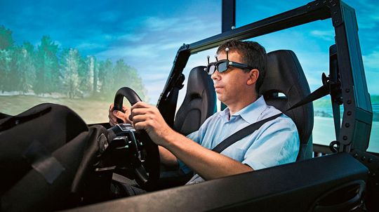 Ein Trackingsystem ermöglicht das Messen der genauen Position des Fahrerkopfes innerhalb der CAVE. Diese Information wird benötigt, um die physikalisch korrekte Perspektive des Fahrers darzustellen. Das hat zur Wirkung, dass der Fahrer je nach Kopfposition einen Fußgänger sehen kann oder nicht, weil dieser zum Beispiel von der A-Säule des Fahrzeugs verdeckt ist.