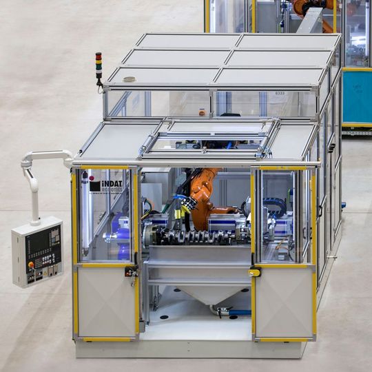 Komplettanlage für das Entgraten und Finishen von Pkw- und Lkw-Kurbelwellen. Komplettanlage für das Entgraten und Finishen von Pkw- und Lkw-Kurbelwellen.
