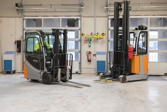 Die eingesetzten Gabelstapler im neuen Gefahrstofflager von Greiwing verfügen über abklappbare Gabelzinken, um eine Beschädigung der Paletten zu verhindern – Sicherheit ist das oberste Gebot.