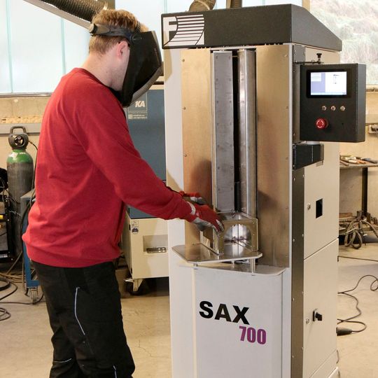 Mit der SAX700 lassen sich Ecknähte in verschiedensten Winkeln (Winkeleinstellung flexibel bis 179°) bis zu einer Länge von 700 mm sauber und schnell verschweißen. Mit der SAX700 lassen sich Ecknähte in verschiedensten Winkeln (Winkeleinstellung flexibel bis 179°) bis zu einer Länge von 700 mm sauber und schnell verschweißen.