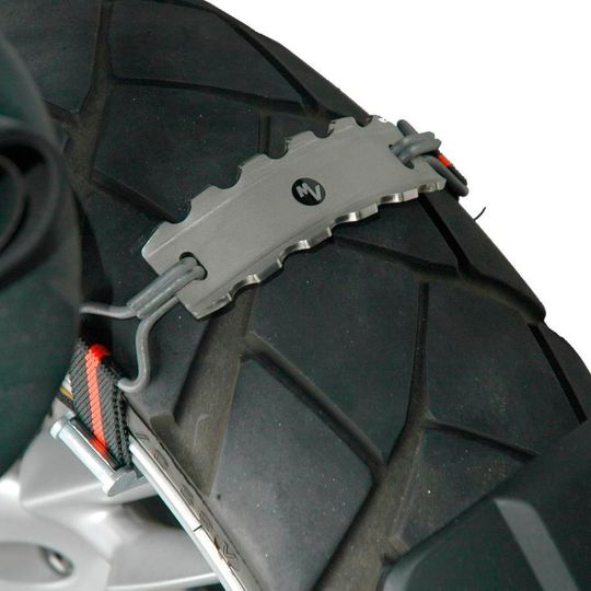 Die Schneekralle fürs Motorrad ist schnell angebracht, auch mit Handschuhen ist das laut MV Motorrad-Technik kein Problem. Die Schneekralle fürs Motorrad ist schnell angebracht, auch mit Handschuhen ist das laut MV Motorrad-Technik kein Problem.