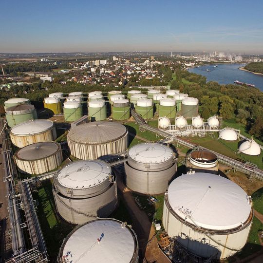 Shell und ITM Power werden in der Raffinerie Rheinland, Werk Wesseling, die weltweit größte PEM-Wasserstoff-Elektrolyse-Anlage errichten. Shell und ITM Power werden in der Raffinerie Rheinland, Werk Wesseling, die weltweit größte PEM-Wasserstoff-Elektrolyse-Anlage errichten.