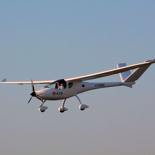 Yuneecs zweisitziges Elektromotorflugzeug E430 erfüllt als eines der ersten die strengen Zulassungskriterien für den europäischen Luftraum und erhält eine Zulassung vom Fachverband der Ultraleichtflieger in der Bundesrepublik Deutschland (DULV). Yuneecs zweisitziges Elektromotorflugzeug E430 erfüllt als eines der ersten die strengen Zulassungskriterien für den europäischen Luftraum und erhält eine Zulassung vom Fachverband der Ultraleichtflieger in der Bundesrepublik Deutschland (DULV).