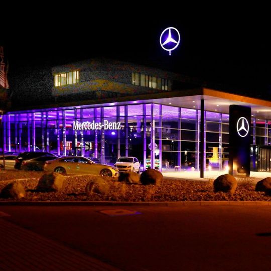 Die neue Mercedes-Benz-Niederlassung in Mainz erstrahlt am Sternenhimmel.