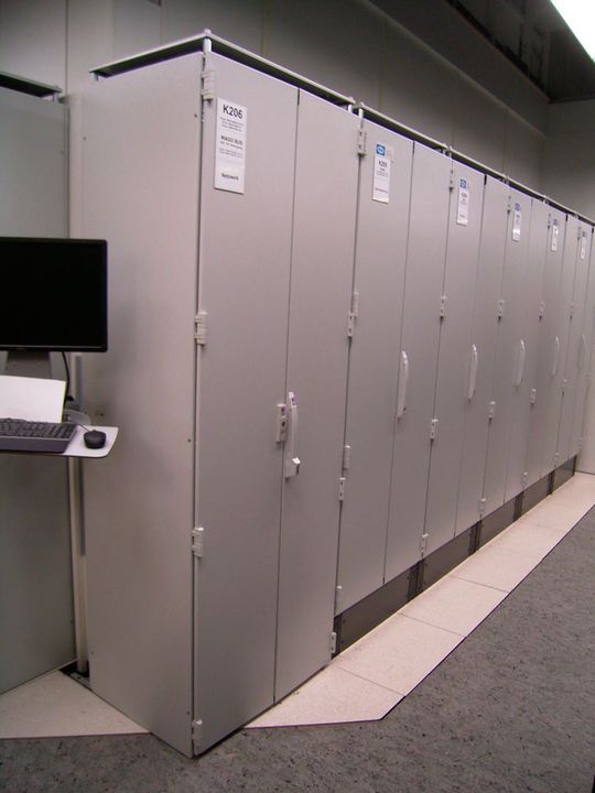 Die Installation und Inbetriebnahme der neuen Sicherheitssteuerungen erfolgte in einem sehr engen Zeitfenster und in den vorhandenen Schalträumen. Die Installation und Inbetriebnahme der neuen Sicherheitssteuerungen erfolgte in einem sehr engen Zeitfenster und in den vorhandenen Schalträumen.