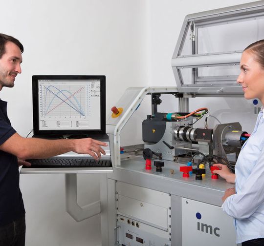 Auf dem Praxisforum Antriebstechnik 2018 werden in der Live-Demo die Kennlinienfelder von BLDC-Motoren ermittelt, analysiert und die Ergebnisse bewertet. Auf dem Praxisforum Antriebstechnik 2018 werden in der Live-Demo die Kennlinienfelder von BLDC-Motoren ermittelt, analysiert und die Ergebnisse bewertet.