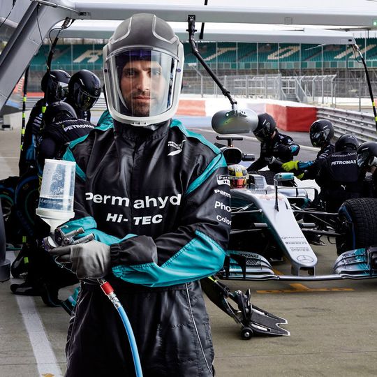 Er sieht aus wie ein Anzug der Formel 1 Boxen-Crews, ist aber ein Lackier-Overall. Er sieht aus wie ein Anzug der Formel 1 Boxen-Crews, ist aber ein Lackier-Overall.