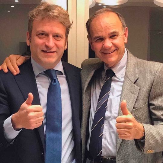 Gelungener Abschluss: Der bisherige Ostelectric-Eigentümer Roberto Casini (re.) und Antonio Trondoli (li.),Geschäftsführer von Ringspann Italia, unmittelbar nach der Unterzeichnung des Übernahmevertrags. Gelungener Abschluss: Der bisherige Ostelectric-Eigentümer Roberto Casini (re.) und Antonio Trondoli (li.),Geschäftsführer von Ringspann Italia, unmittelbar nach der Unterzeichnung des Übernahmevertrags.