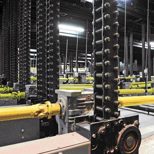 Die Serapid Gruppe entwickelt, produziert und vertreibt weltweit horizontale und vertikale Lasttransfersysteme, die mit der im eigenen Haus entwickelten Schubkettentechnik arbeiten (Rigid Chain Technology, RCT). Die Serapid Gruppe entwickelt, produziert und vertreibt weltweit horizontale und vertikale Lasttransfersysteme, die mit der im eigenen Haus entwickelten Schubkettentechnik arbeiten (Rigid Chain Technology, RCT).