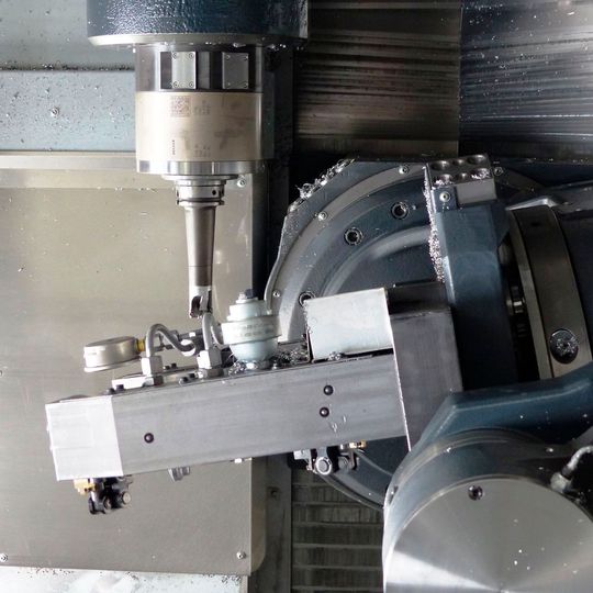 Gegenüber aktuell vergleichbarer Konzepte hatte man in das zusätzliche Gegenlager bei der direkt angetriebenen AB-Achse des Bearbeitungszentrums HF 3500 von Heller mehr Vertrauen. Gegenüber aktuell vergleichbarer Konzepte hatte man in das zusätzliche Gegenlager bei der direkt angetriebenen AB-Achse des Bearbeitungszentrums HF 3500 von Heller mehr Vertrauen.