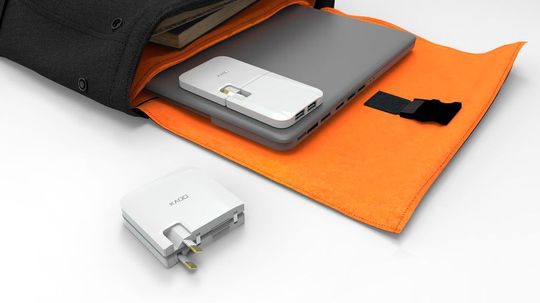 Flach und faltbar: Das Netzteil besteht aus zwei Hälften, die sich zu einem Adapter zusammenklappen lassen. Die acht Millimeter flache Stromschachtel liefert 65 Watt. Flach und faltbar: Das Netzteil besteht aus zwei Hälften, die sich zu einem Adapter zusammenklappen lassen. Die acht Millimeter flache Stromschachtel liefert 65 Watt.