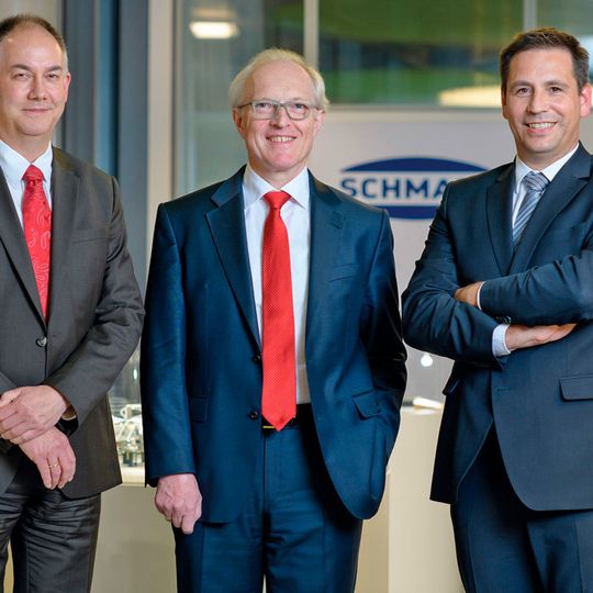 Die neue Geschäftsführung der J. Schmalz GmbH: Dr. Kurt Schmalz (Mitte), Dr. Hinrich Dohrmann (links) und Andreas Beutel (rechts) Die neue Geschäftsführung der J. Schmalz GmbH: Dr. Kurt Schmalz (Mitte), Dr. Hinrich Dohrmann (links) und Andreas Beutel (rechts)