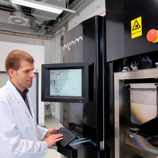 Prof. Dr. Thomas Niendorf mit einem 3D-Metalldrucker (und älteren Produkten). Prof. Dr. Thomas Niendorf mit einem 3D-Metalldrucker (und älteren Produkten).