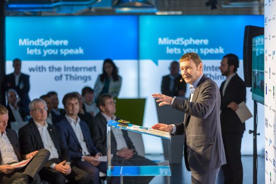 „Das breite Know-how und Angebot aller Partner in der MindSphere World eröffnet Anwendern weltweit völlig neue Potenziale in der Digitalisierung“, sagt Klaus Helmrich, Mitglied des Vorstands der Siemens AG.