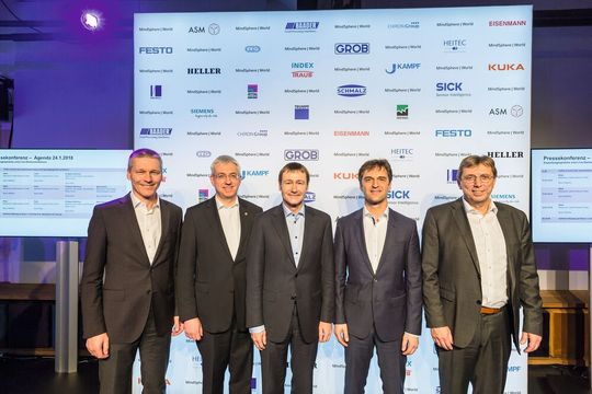 Gründungsmitglieder der "MindSphere World" bei der Pressekonferenz in Berlin. Von links nach rechts: Jan Mrosik, CEO der Siemens Digital Factory Divison; Michael Haag, Senior Vice President R&D von Kuka; Klaus Helmrich, Mitglied des Vorstands der Siemens AG; Bruno Geiger, COO/CTO von Eisenmann und Andreas Oroszi, Senior Vice President Digital Business von Festo
