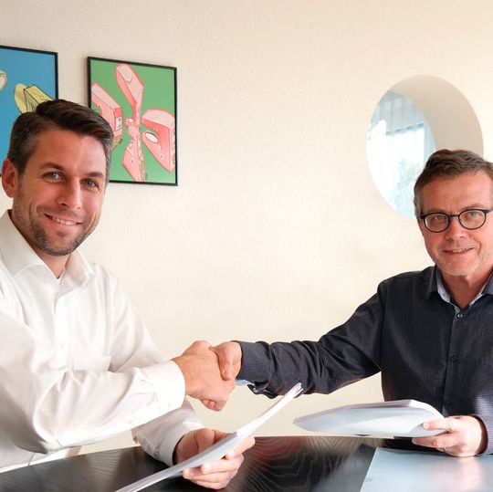 Rolf Kuratle (r.), Geschäftsführer der neuen Di-Soric SNT AG und Stefan Eisemann, Geschäftsführer der Di-Soric GmbH & Co. KG, besiegeln den Zusammenschluss. Rolf Kuratle (r.), Geschäftsführer der neuen Di-Soric SNT AG und Stefan Eisemann, Geschäftsführer der Di-Soric GmbH & Co. KG, besiegeln den Zusammenschluss.