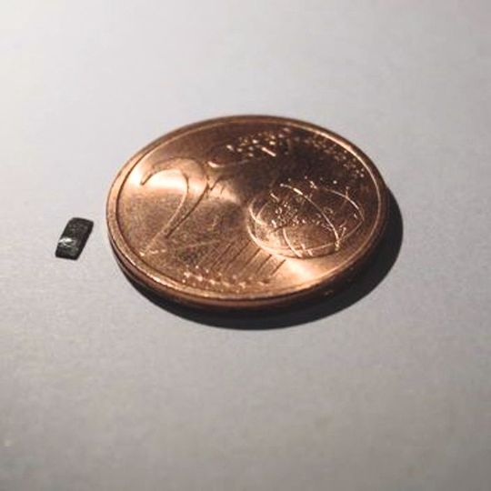 Der Kleinstroboter ist nur vier Millimeter groß und besteht aus elastischem Polymer. Eines Tages soll er in der Medizin eingesetzt werden. Der Kleinstroboter ist nur vier Millimeter groß und besteht aus elastischem Polymer. Eines Tages soll er in der Medizin eingesetzt werden.