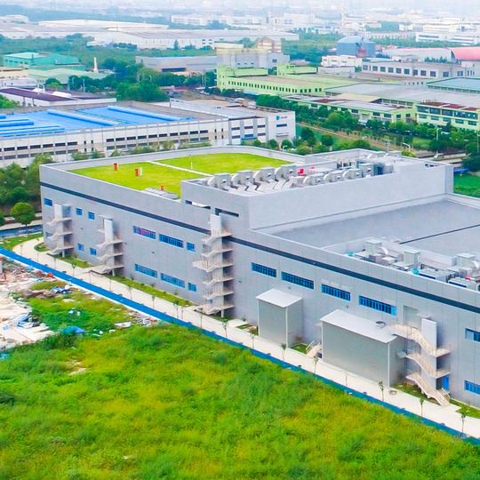 Insgesamt 16.500 m² stehen den Endress + Hauser Kompetenzzentren im chinesischen Suzhou zusätzlich zur Verfügung. Insgesamt 16.500 m² stehen den Endress + Hauser Kompetenzzentren im chinesischen Suzhou zusätzlich zur Verfügung.