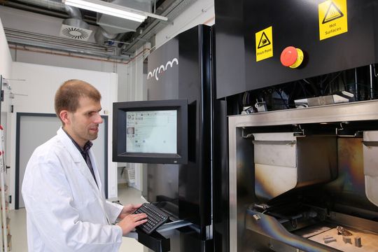 Prof. Dr. Thomas Niendorf mit einem 3D-Metalldrucker (und älteren Produkten). Prof. Dr. Thomas Niendorf mit einem 3D-Metalldrucker (und älteren Produkten).