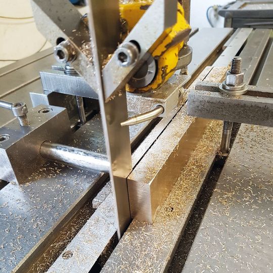 Exakte Zuschnitte von Halbzeugen aus Aluminiumbronzen und Leitkupferlegierungen gehören zur Serviceleistung bei Albromet. Exakte Zuschnitte von Halbzeugen aus Aluminiumbronzen und Leitkupferlegierungen gehören zur Serviceleistung bei Albromet.