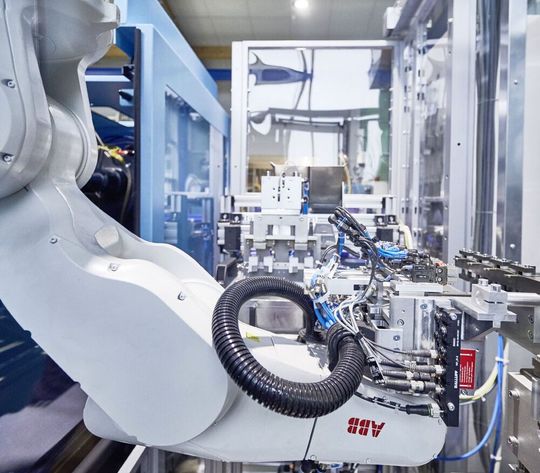 Der Trick mit dem Knick: Dieser neu installierte ABB-Knickarmroboter ist einer der hauptsächlich dafür Verantwortlichen, dass Schneider Kunststofftechnik seine Kapazitäten so deutlich steigern konnte. Der Trick mit dem Knick: Dieser neu installierte ABB-Knickarmroboter ist einer der hauptsächlich dafür Verantwortlichen, dass Schneider Kunststofftechnik seine Kapazitäten so deutlich steigern konnte.