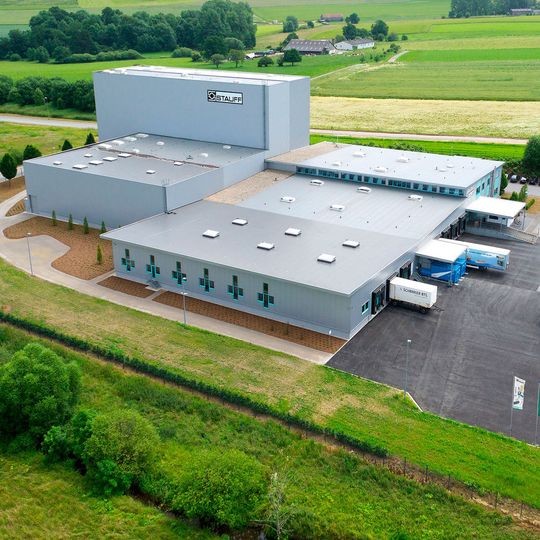 Das Stauff Logistikzentrum in Neuenrade-Küntrop wurde auf 55.880 Behälter- und 10.348 Palettenstellplätze erweitert. Das Stauff Logistikzentrum in Neuenrade-Küntrop wurde auf 55.880 Behälter- und 10.348 Palettenstellplätze erweitert.