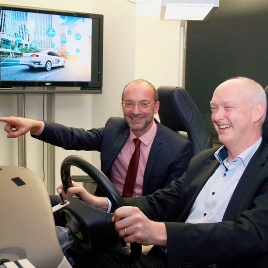 Prof. Dr. Andreas Dengel, Leiter des Forschungsbereichs Smarte Daten & Wissensdienste am DFKI und Matthias Schultalbers, Executive Vice President for Powertrain Mechatronics bei IAV an einem Fahrsimulator. Prof. Dr. Andreas Dengel, Leiter des Forschungsbereichs Smarte Daten & Wissensdienste am DFKI und Matthias Schultalbers, Executive Vice President for Powertrain Mechatronics bei IAV an einem Fahrsimulator.