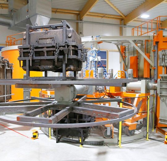 Sogenannte Rotationsteile aus Kunststoffen, wie etwa sehr stabile Behälter für Gefahrgüter, entstehen, wenn die fließfähige Polymerschmelze durch Fliehkräfte angetrieben, die Innenwand der entsprechenden Form (dunkler Kasten im Bild) einhüllt und darin abgekühlt wird. CEMO in Schnelldorf hat aufgrund der hohen Nachfrage nach solchen Bauteilen in eine neue Rotationsanlage für Polyethylen investiert. Sogenannte Rotationsteile aus Kunststoffen, wie etwa sehr stabile Behälter für Gefahrgüter, entstehen, wenn die fließfähige Polymerschmelze durch Fliehkräfte angetrieben, die Innenwand der entsprechenden Form (dunkler Kasten im Bild) einhüllt und darin abgekühlt wird. CEMO in Schnelldorf hat aufgrund der hohen Nachfrage nach solchen Bauteilen in eine neue Rotationsanlage für Polyethylen investiert.