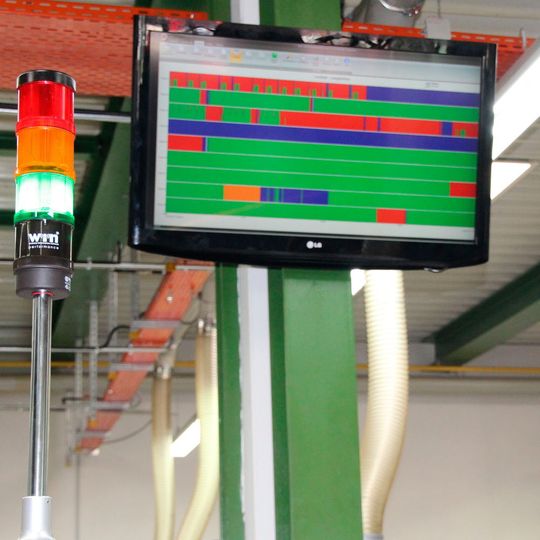 Bei Ketterer ist nun in jedem Bereich der Produktion ein großer Bildschirm angebracht, auf dem der Status jeder Maschine mit Smart-Monitor auf einen Blick sichtbar ist.