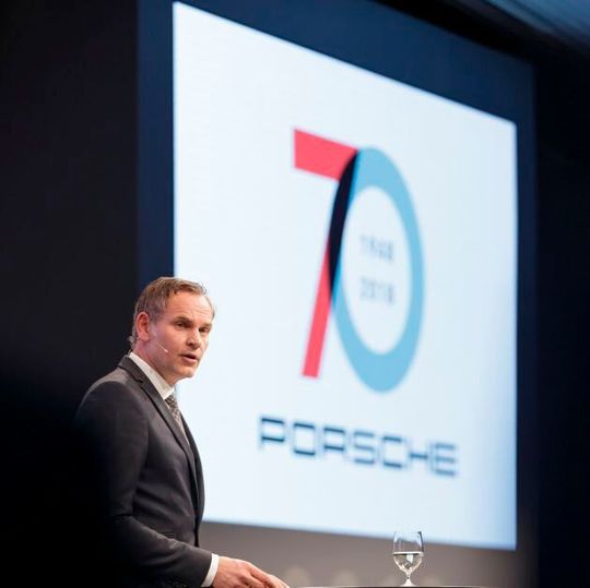 Oliver Blume, Vorstandsvorsitzender der Porsche AG, verkündete kürzlich die Aktivitäten, mit denen der Hersteller 2018 das 70-jährige Bestehen der Marke feiert. Oliver Blume, Vorstandsvorsitzender der Porsche AG, verkündete kürzlich die Aktivitäten, mit denen der Hersteller 2018 das 70-jährige Bestehen der Marke feiert.