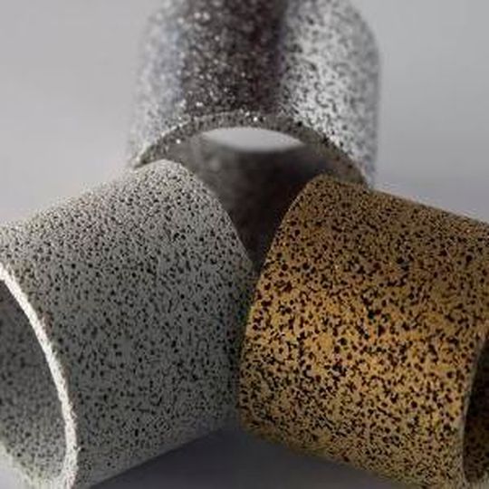 Openpore Standardteil (oben) modifiziert im METAKER® -Verfahren (links) und nachträglich PVD beschichtet (rechts) Openpore Standardteil (oben) modifiziert im METAKER® -Verfahren (links) und nachträglich PVD beschichtet (rechts)