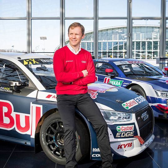 Matthias Ekström beendet seine DTM-Karriere, um sich mit seinem Team EKS auf die Rallycross-Weltmeisterschaft zu konzentrieren. Matthias Ekström beendet seine DTM-Karriere, um sich mit seinem Team EKS auf die Rallycross-Weltmeisterschaft zu konzentrieren.