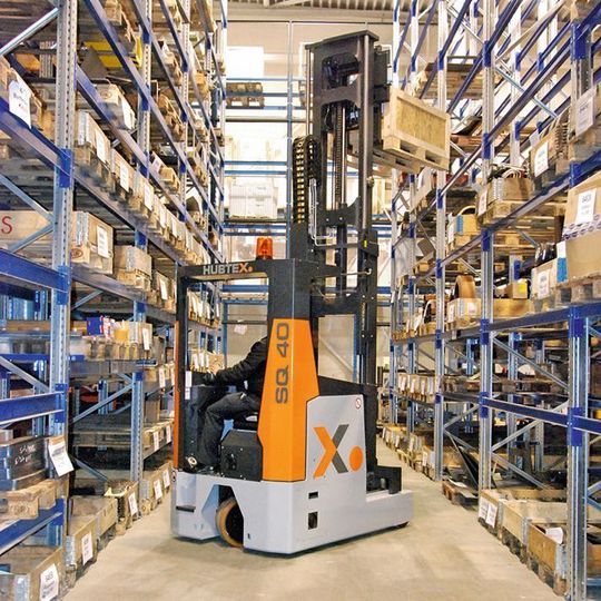Der Hubtex „SQ“ bietet Tragfähigkeiten von bis zu 6 t – und das bei kompakten Abmessungen. Der Hubtex „SQ“ bietet Tragfähigkeiten von bis zu 6 t – und das bei kompakten Abmessungen.
