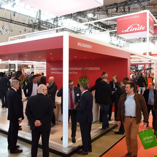 Immer mehr Betriebe aller Größenordnungen erkennen die Chancen, die ihnen Megatrends der Logistik wie Digitalisierung und Automatisierung bieten. Eine wichtige Rolle spielen darüber hinaus die Themen innovative Energiesysteme sowie Safety. Immer mehr Betriebe aller Größenordnungen erkennen die Chancen, die ihnen Megatrends der Logistik wie Digitalisierung und Automatisierung bieten. Eine wichtige Rolle spielen darüber hinaus die Themen innovative Energiesysteme sowie Safety.
