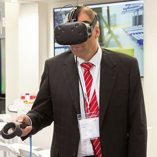 Mit dem Einsatz von VR-Brillen will Unitechnik die Konzeption von Intralogistikprojekten revolutionieren. Mit dem Einsatz von VR-Brillen will Unitechnik die Konzeption von Intralogistikprojekten revolutionieren.